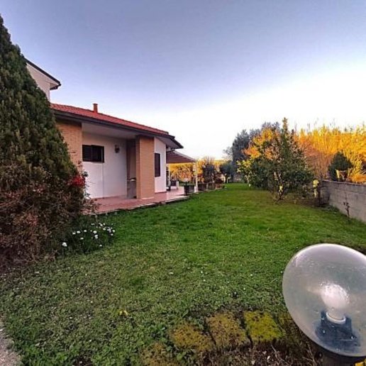 casa indipendente in vendita a Cascina in zona Navacchio