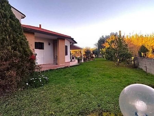 casa indipendente in vendita a Cascina in zona Visignano