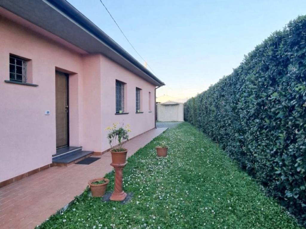 casa indipendente in vendita a Cascina in zona Latignano