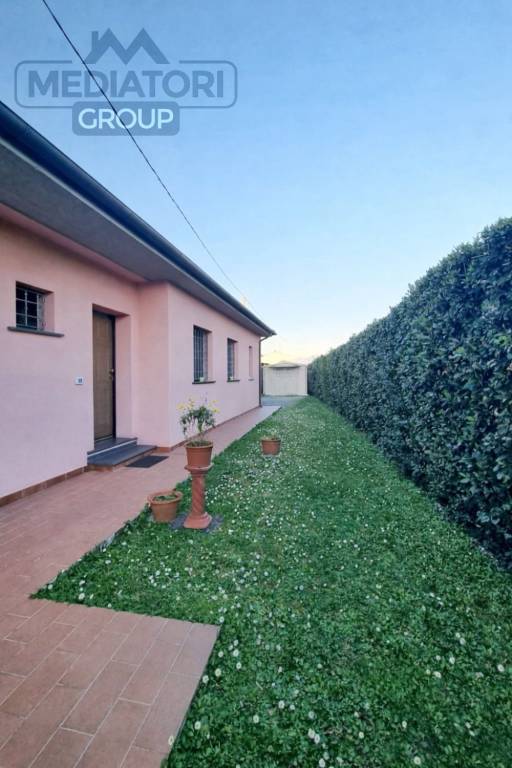 casa indipendente in vendita a Cascina