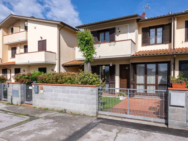 casa indipendente in vendita a Cascina