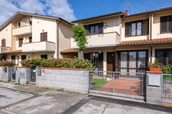 casa indipendente in vendita a Cascina