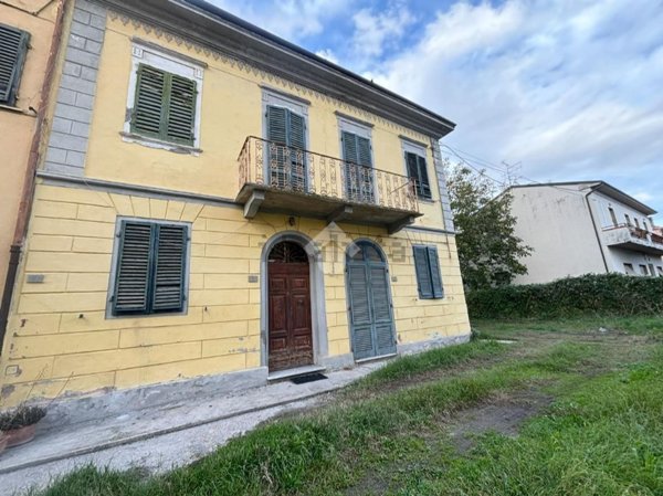 casa indipendente in vendita a Cascina in zona Marciana