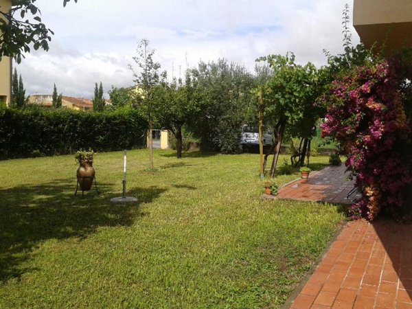 casa indipendente in vendita a Cascina