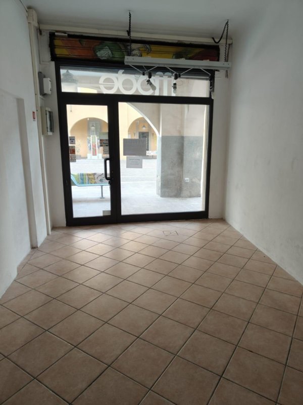 locale commerciale in vendita a Cascina in zona Marciana