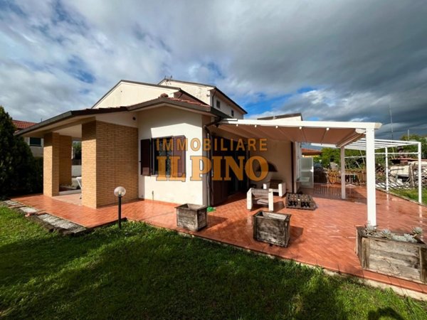 casa indipendente in vendita a Cascina in zona Visignano