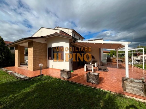 casa indipendente in vendita a Cascina in zona Visignano