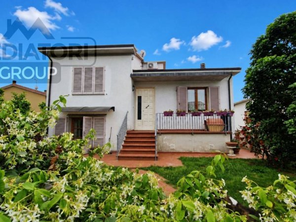 casa indipendente in vendita a Cascina in zona Navacchio