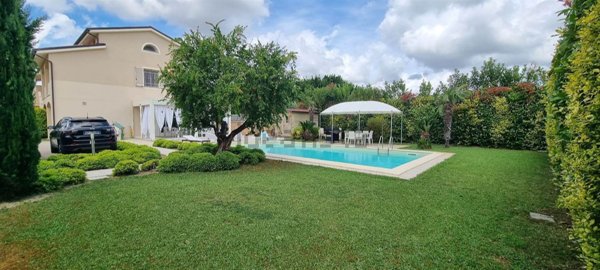 casa indipendente in vendita a Cascina