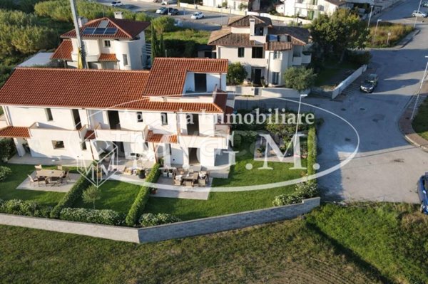 casa indipendente in vendita a Cascina in zona Latignano