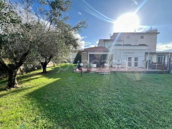 casa indipendente in vendita a Cascina in zona Visignano