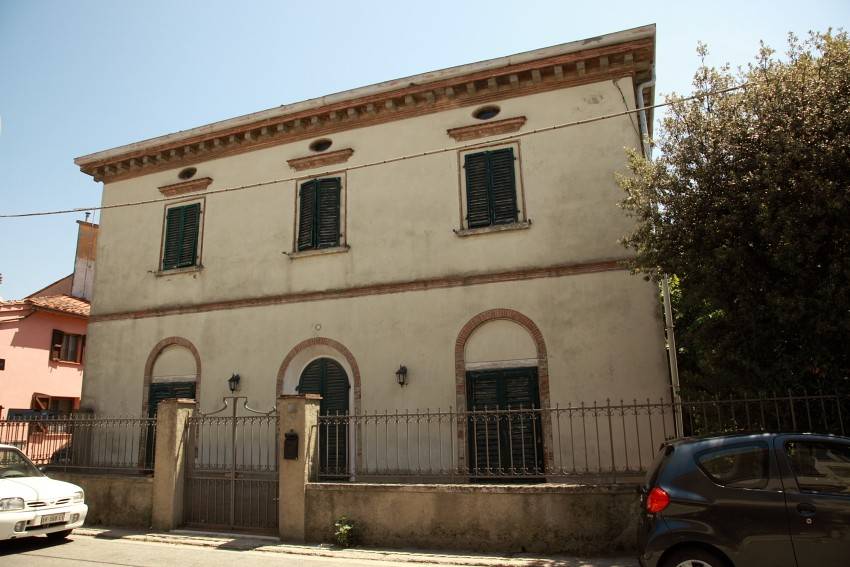 casa indipendente in vendita a Cascina in zona Latignano