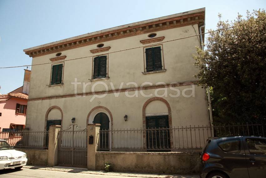 casa indipendente in vendita a Cascina in zona Latignano