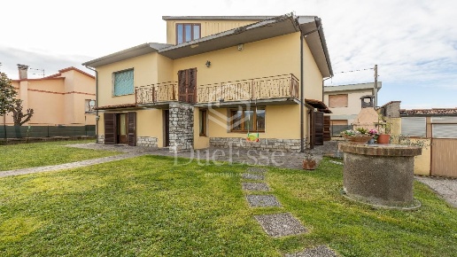 casa indipendente in vendita a Cascina