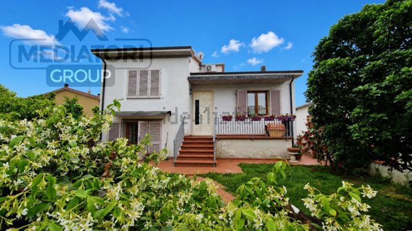 casa indipendente in vendita a Cascina
