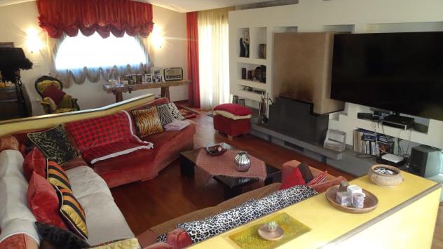 casa indipendente in vendita a Cascina