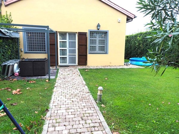 casa indipendente in vendita a Cascina in zona Navacchio