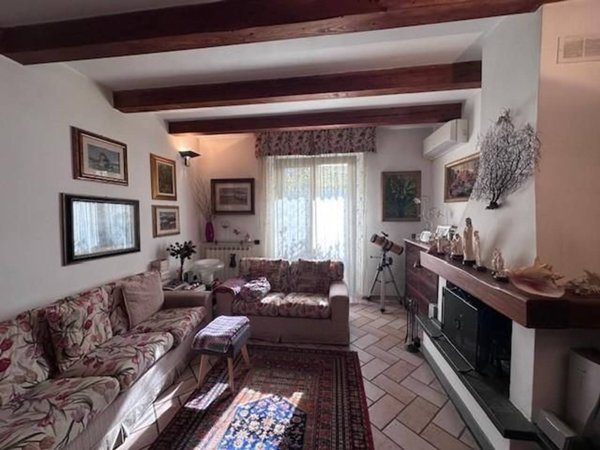 casa indipendente in vendita a Cascina in zona Latignano
