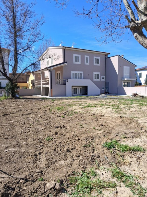 casa indipendente in vendita a Cascina in zona Marciana