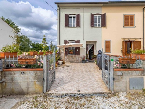 casa indipendente in vendita a Cascina