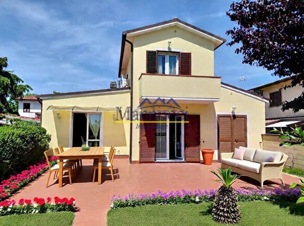casa indipendente in vendita a Cascina in zona Titignano