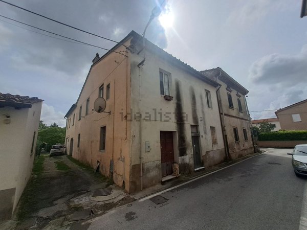 casa indipendente in vendita a Cascina in zona Latignano