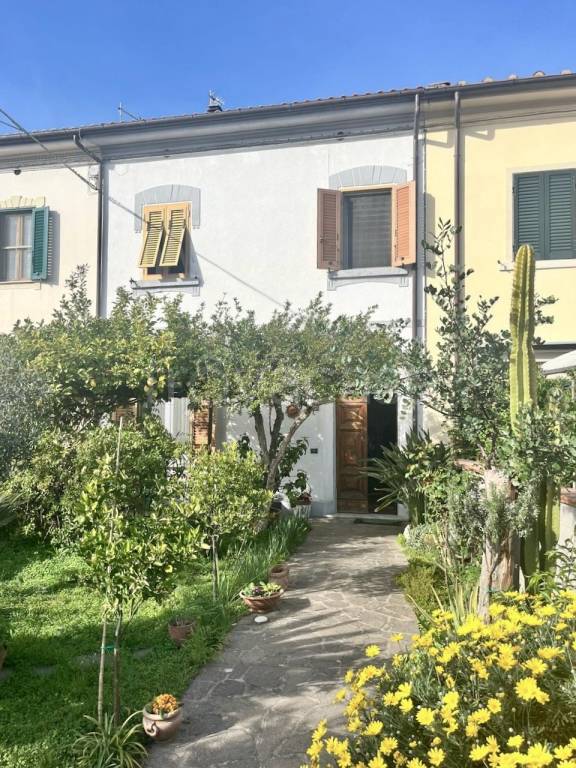 casa indipendente in vendita a Cascina in zona Navacchio