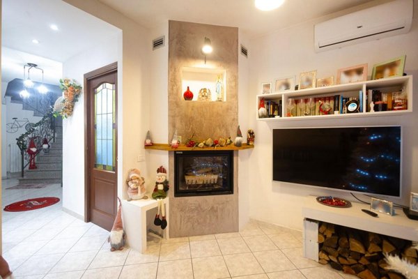 casa indipendente in vendita a Cascina in zona Marciana