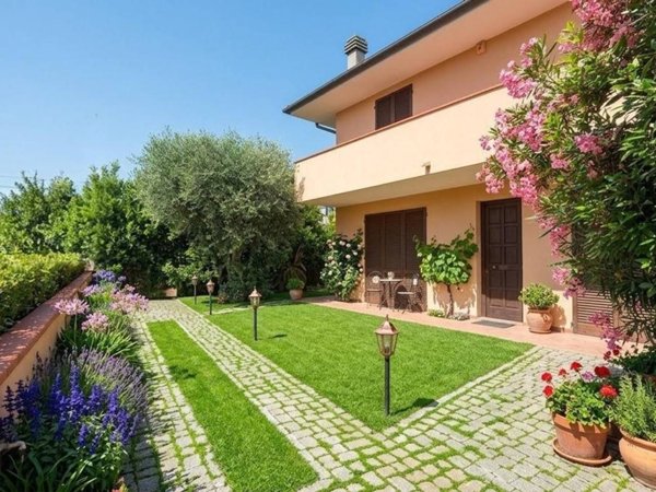 casa indipendente in vendita a Cascina in zona Marciana