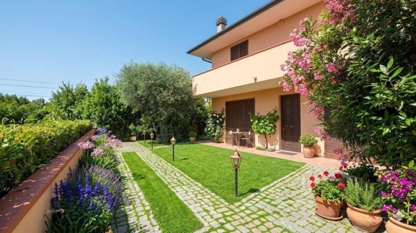 casa indipendente in vendita a Cascina in zona Marciana