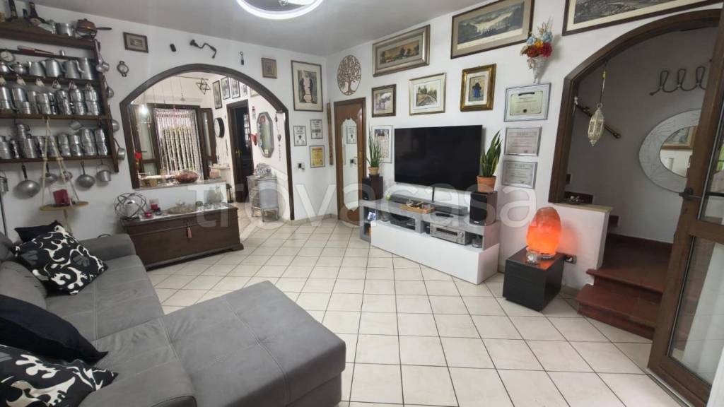 casa indipendente in vendita a Cascina in zona Visignano
