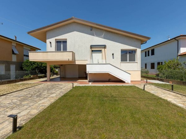 casa indipendente in vendita a Cascina in zona Visignano
