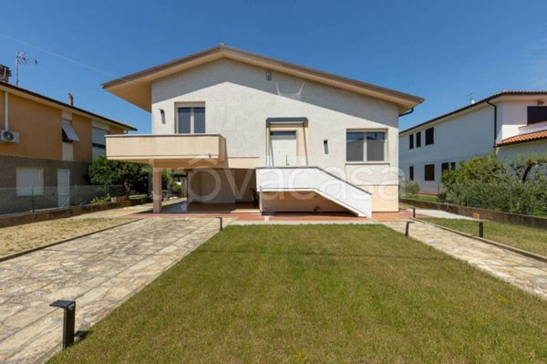 casa indipendente in vendita a Cascina in zona Visignano