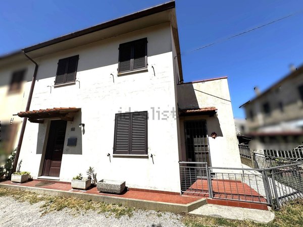 casa indipendente in vendita a Cascina in zona Navacchio