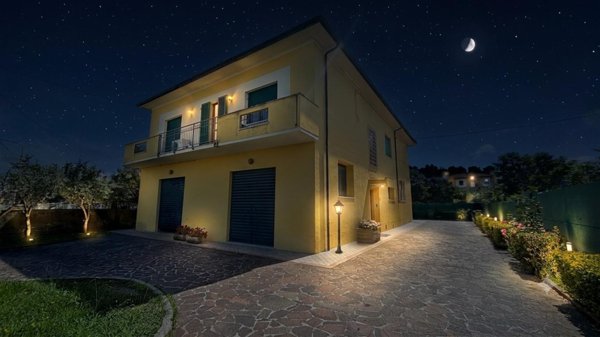 casa indipendente in vendita a Cascina in zona Marciana