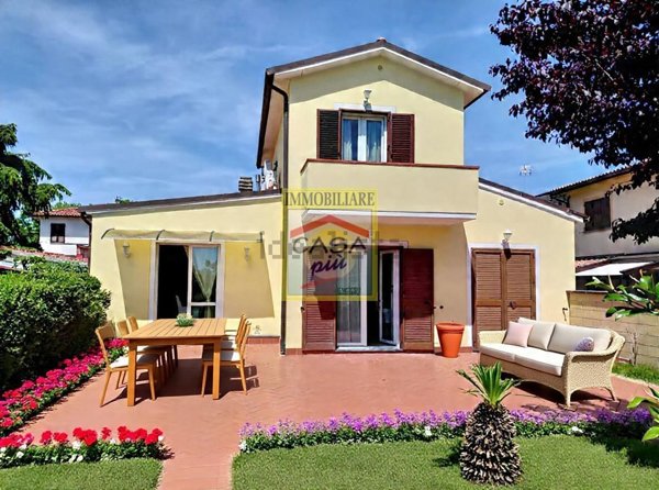 casa indipendente in vendita a Cascina in zona Visignano