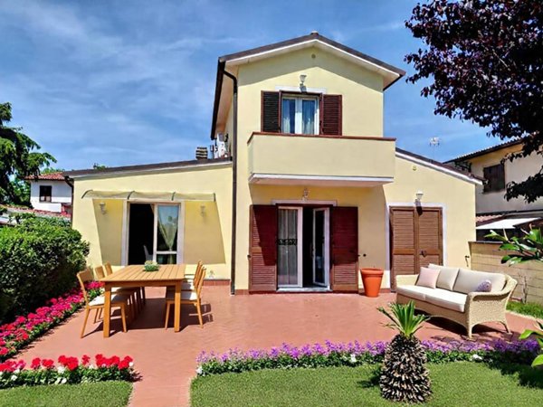 casa indipendente in vendita a Cascina in zona Visignano