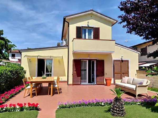 casa indipendente in vendita a Cascina in zona Visignano