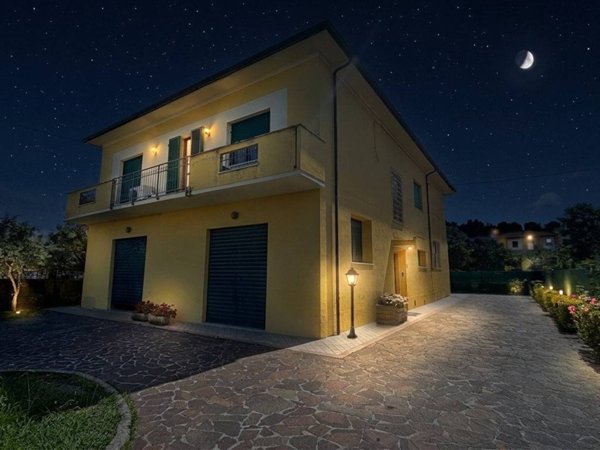 casa indipendente in vendita a Cascina in zona Marciana