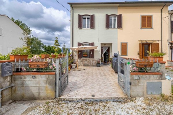 casale in vendita a Cascina