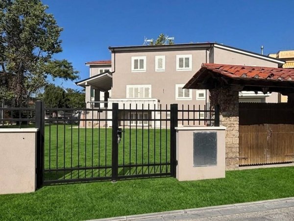 casa indipendente in vendita a Cascina in zona Marciana