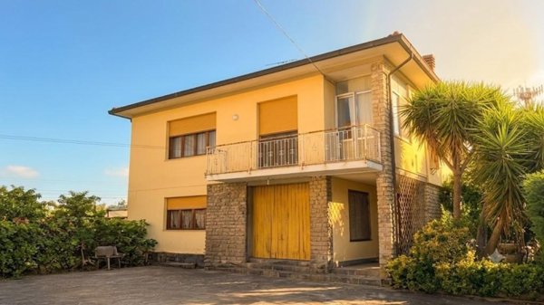casa indipendente in vendita a Cascina