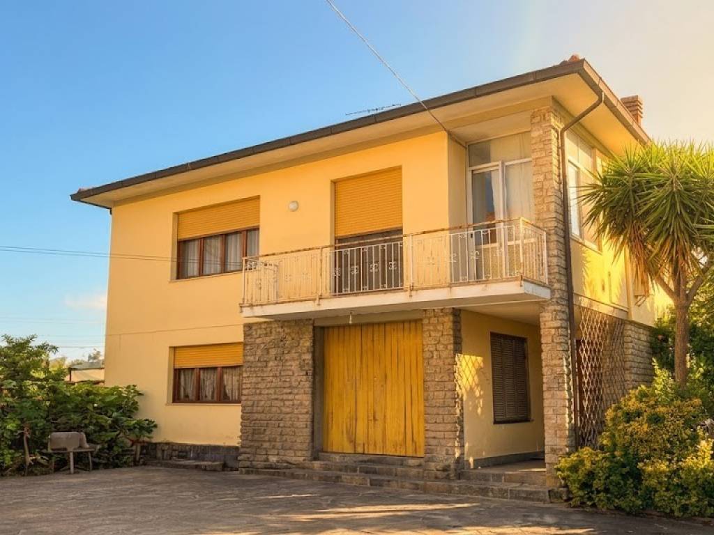 casa indipendente in vendita a Cascina in zona Marciana