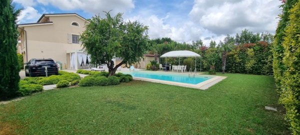 casa indipendente in vendita a Cascina in zona Visignano