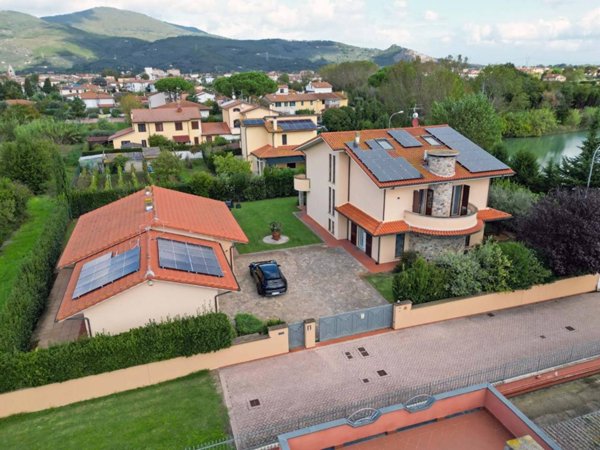 casa indipendente in vendita a Cascina in zona Marciana