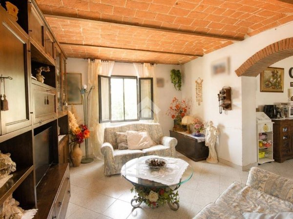 casa indipendente in vendita a Cascina in zona Marciana