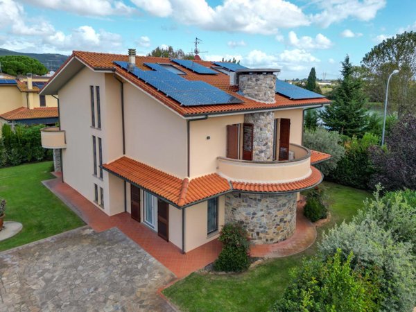 casa indipendente in vendita a Cascina in zona Marciana