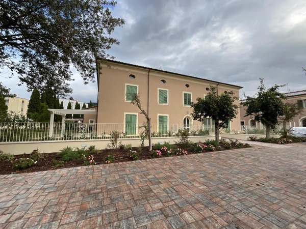casale in vendita a Cascina