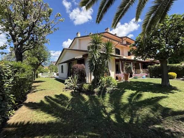 casa indipendente in vendita a Cascina in zona Casciavola
