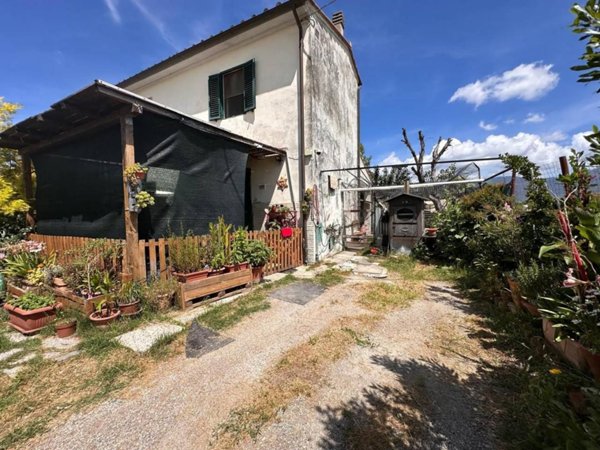 casa indipendente in vendita a Cascina in zona Casciavola